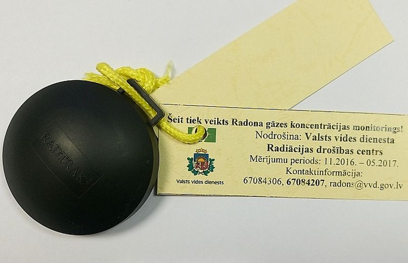 Šādi izskatās detektori, kas analizē radona koncentrāciju gaisā.