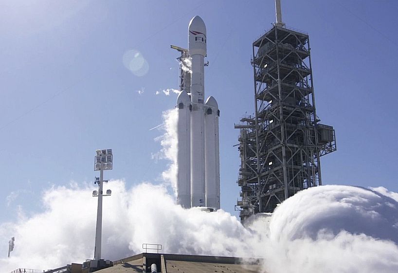 Raķetes “SpaceX Falcon Heavy” 27 dzinēju izmēģinājums 24. janvārī kosmodromā Kanaverala ragā Floridā.