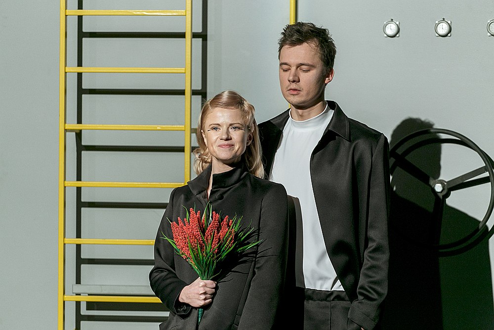 Inga Apine (Nataša) un Mārtiņš Meiers (Jevdokimovs) savu tēlu attiecības atveido nepiespiestā vieglumā un ar mūsdienīgu ironijas piedevu.