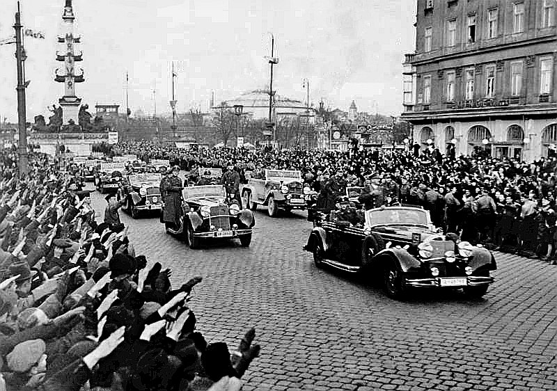 A. Hitlers iebrauc Vīnē.