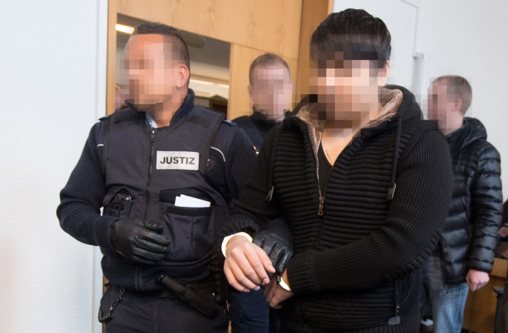 Vācijā notiesā afgāņu imigrantu par studentes izvarošanu un nogalināšanu. Viņam piespriež mūža ieslodzījumu, 22.03.2018.