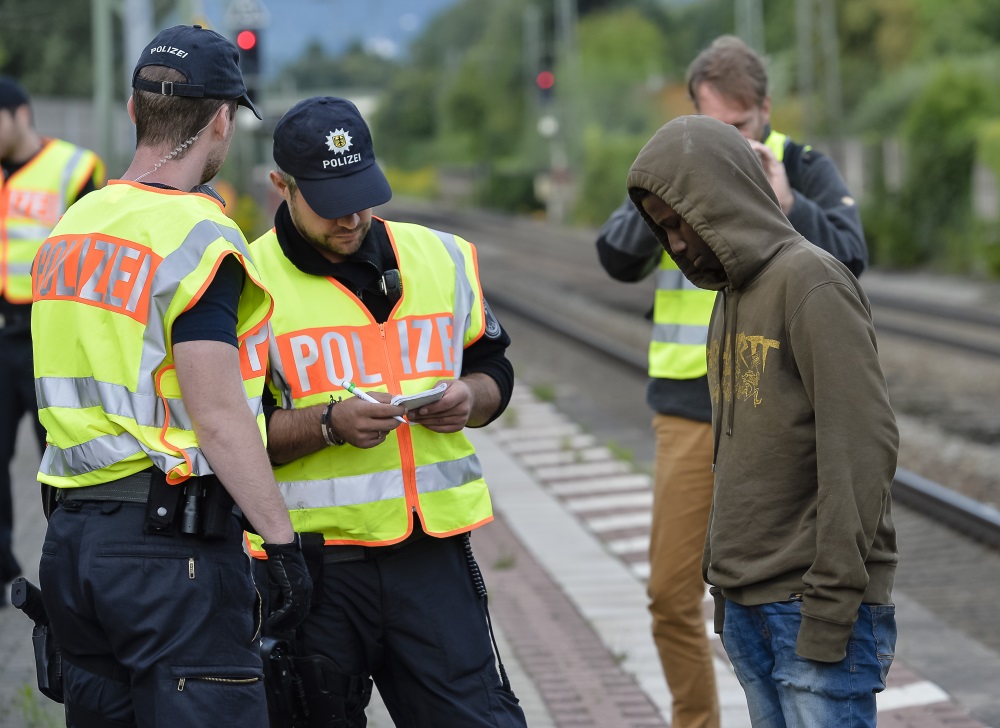 Vācijas policija pieķer nelegālo bēgli Reublingā, reida laikā pie Austrijas un Vācijas robežas, 24.08.2017.