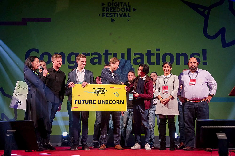 Tieši “DigiPulse” un “Cenos” bija tie divi jaunuzņēmumi, kuri plūca uzvaras laurus pērn notikušajā tehnoloģiju un dzīvesstila festivālā “Digital Freedom Festival”, iegūstot iespēju doties un praktizēties uz slaveno ASV akseleratoru “500 Startups”. No kreisās ar balvu rokās: “DigiPulse” vadītājs Normunds Kvilis un “Cenos” vadītājs Mihails Ščepanskis.