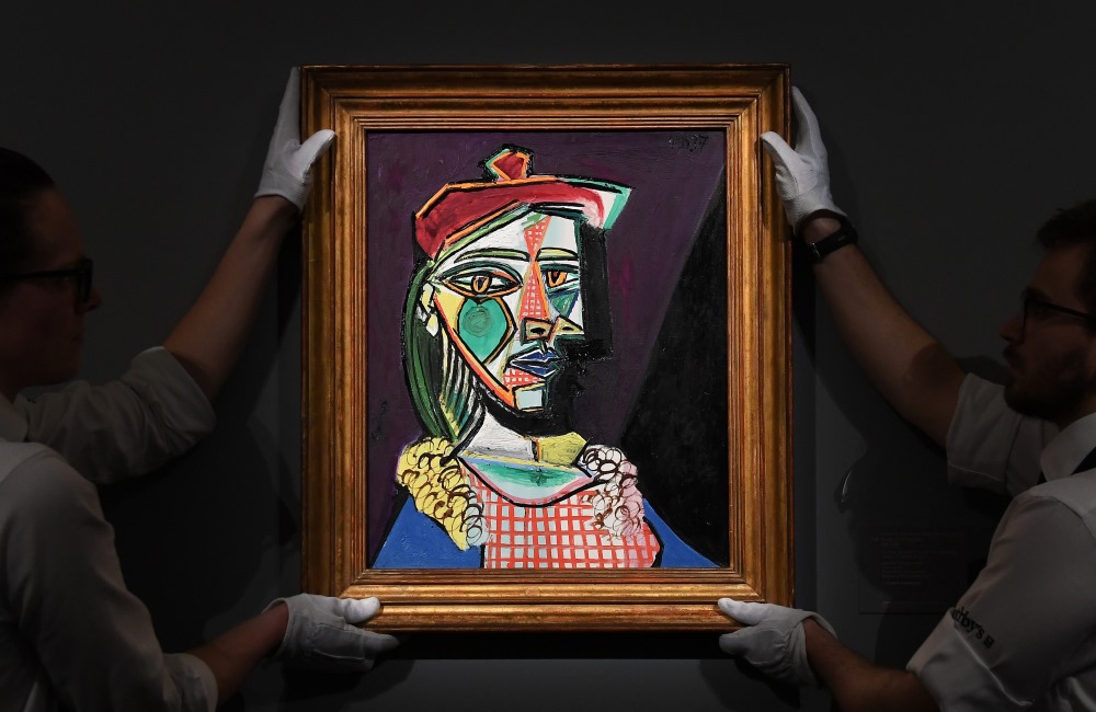 1937.gadā Pablo Pikaso tapusī glezna “Femme au Beret et a la Robe Quadrillee (Marie-Therese Walter)” pārspēja prognozes izsolē.