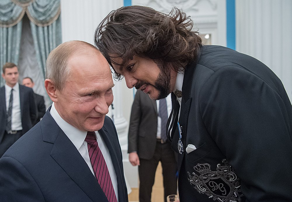 Pērn novembrī Filips Kirkorovs, no Putina rokām saņemot nozīmīgu valsts apbalvojumu, pateicās šādiem vārdiem: “Tas, cik daudz esat izdarījis mūsu, mūsu valsts labā, nav pat aprakstāms.”