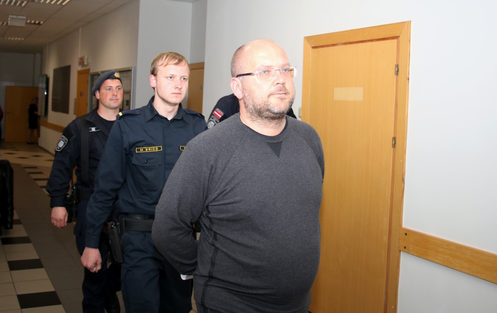 Likvidējamās “Trasta komercbankas” administrators Ilmārs Krūms tiek konvojēts uz tiesas sēdi Rīgas pilsētas Latgales priekšpilsētas tiesā, kur lems par piemērojamo drošības līdzekli, 09.06.2017.