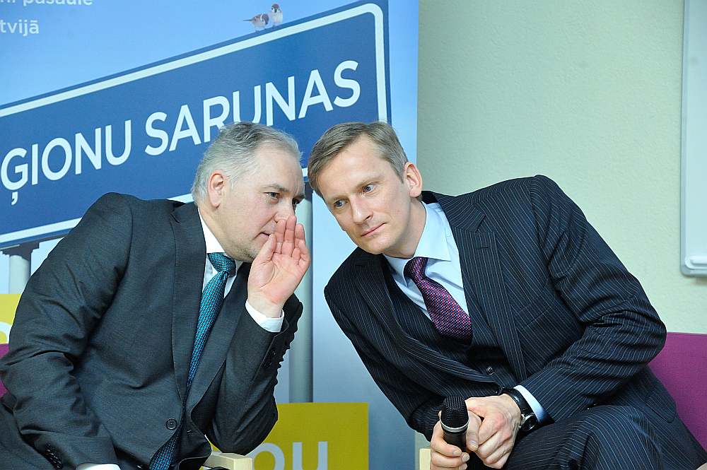 “Reģionu sarunās” uz jelgavnieku jautājumiem atbild Harijs Ozols (no kreisās) un Edvards Kušners.