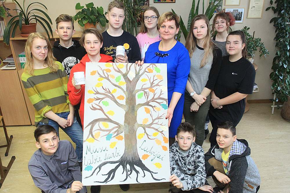 Ozolnieku vidusskolas 8.b klase un skolotāja Inta Vāškevica lepojas ar pirmo pašu jaunradīto nacionālo dārgumu – kopā iestādīto dižkābardi Latvijas simtgadei.