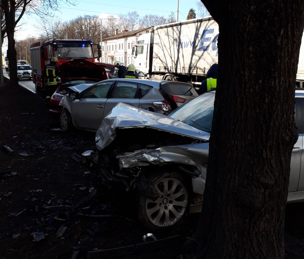 Juglā, Rīgā pie Brīvības gatves 414.nama notikusi smaga vairāku auto sadursme, 20.03.2018.