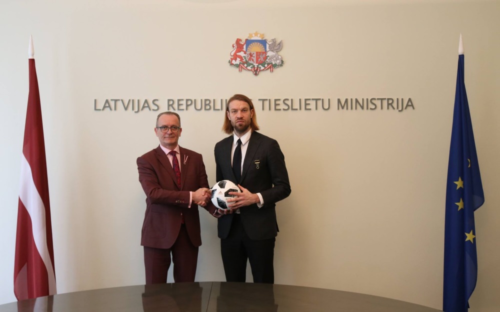 Tieslietu ministrs Dzintars Rasnačs un Latvijas Futbola federācijas amata kandidāts Kaspars Gorkšs.