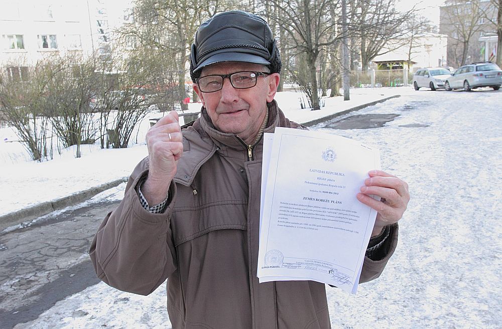 Nama vecākais Ilmārs Kundziņš rāda Valsts zemes dienesta izdotu zemes robežu plānu, kurā melns uz balta redzams, ka nama izmantošanai iemērītā un nepieciešamā zemes platība ir 1310 kvadrātmetri.