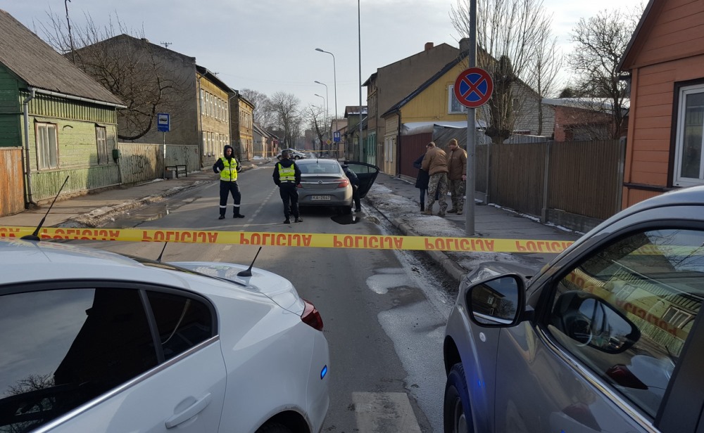 Liepājā, Uliha ielā uz brīdi slēdza satiksmi.