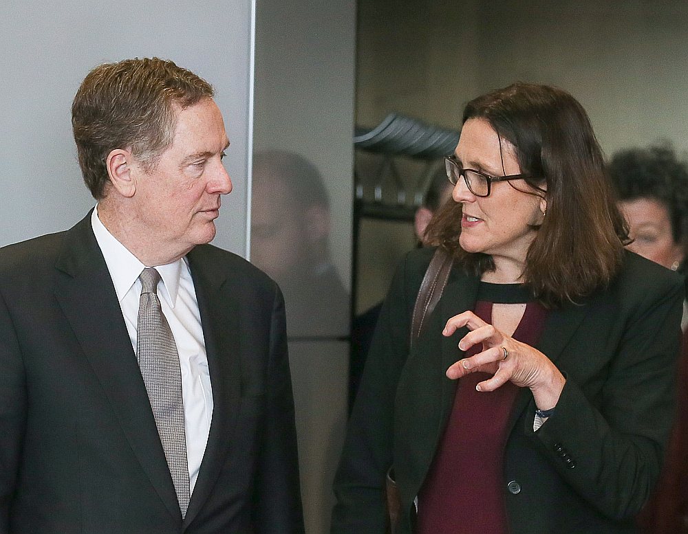 ES tirdzniecības komisāre Sesīlija Malmstrēma sarunās ar ES tirdzniecības pārstāvi Robertu Laithaizeru Briselē 10. martā: “Ja papildu muitas tarifi tomēr tiks piemēroti arī eksportam no ES, sekos stingra, bet samērīga atbilde.”