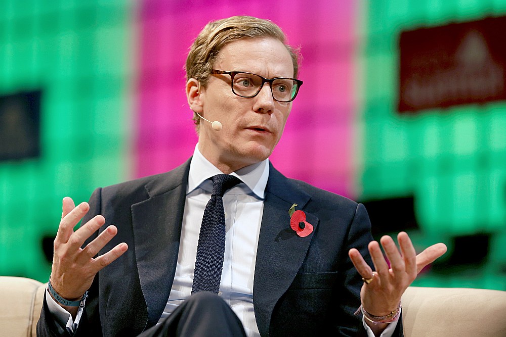 “Cambridge Analytica” vadītājs Aleksandrs Nikss paudis nožēlu par saviem izteikumiem un atvainojies firmas darbiniekiem, taču viņa nožēla un atvainošanās neapturēs tiesu darbus pret firmu.