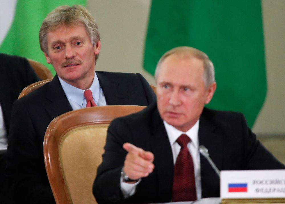 Vladimirs Putins un preses sekretārs Dmitrijs Peskovs