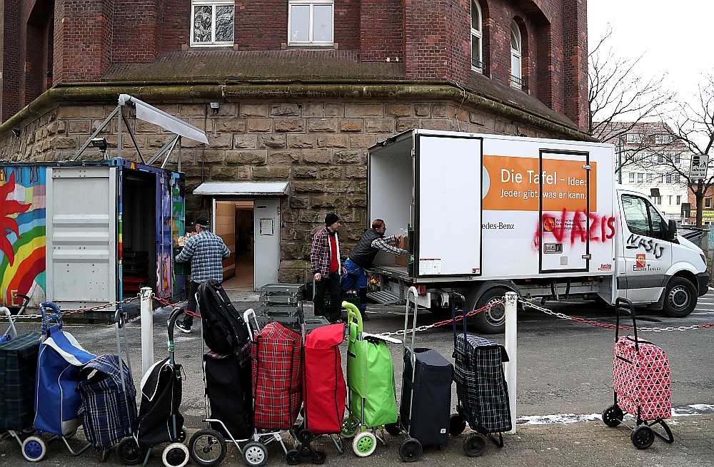 Naktī uz 26. februāri Esenes “Tafel” ieejas durvis un sešus pie ēkas esošos pārtikas transportēšanas furgonus vandaļi apkrāsoja ar nacistiskiem saukļiem.