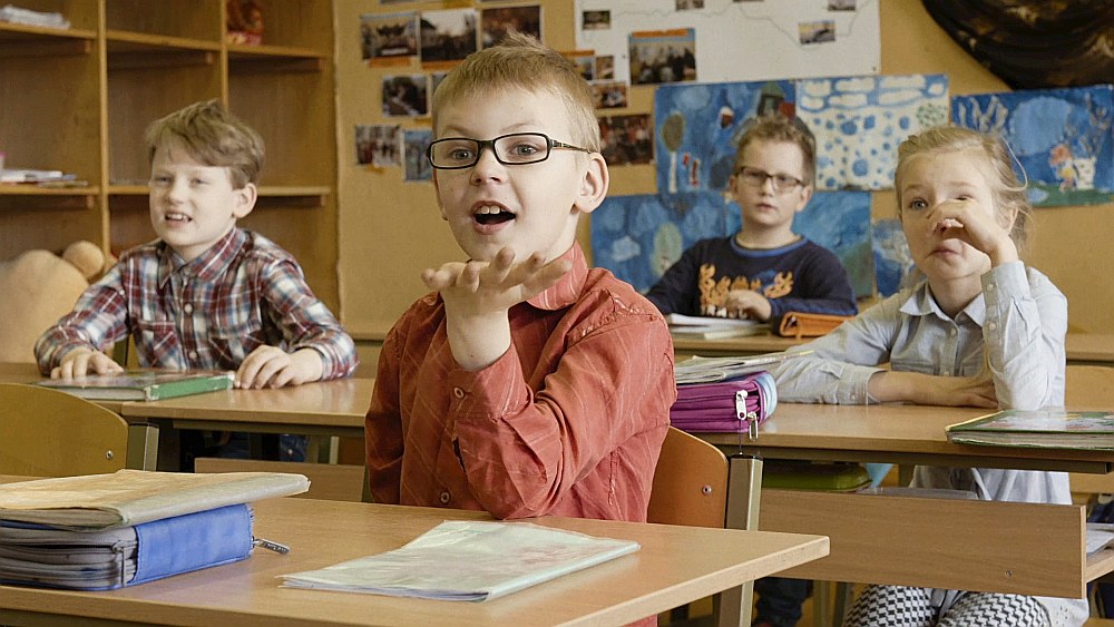 Filmas piecos pirmklasniekos atspoguļojas Latvijas bagātība, kas slēpjas dažādībā.