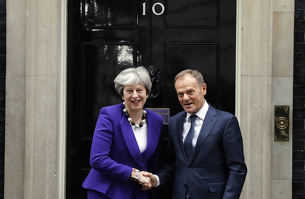 Britānijas premjerministre Terēza Meja sagaida Eiropadomes prezidentu Donaldu Tusku pie valdības rezidences Londonā, kur vakar notika abu politiķu sarunas.