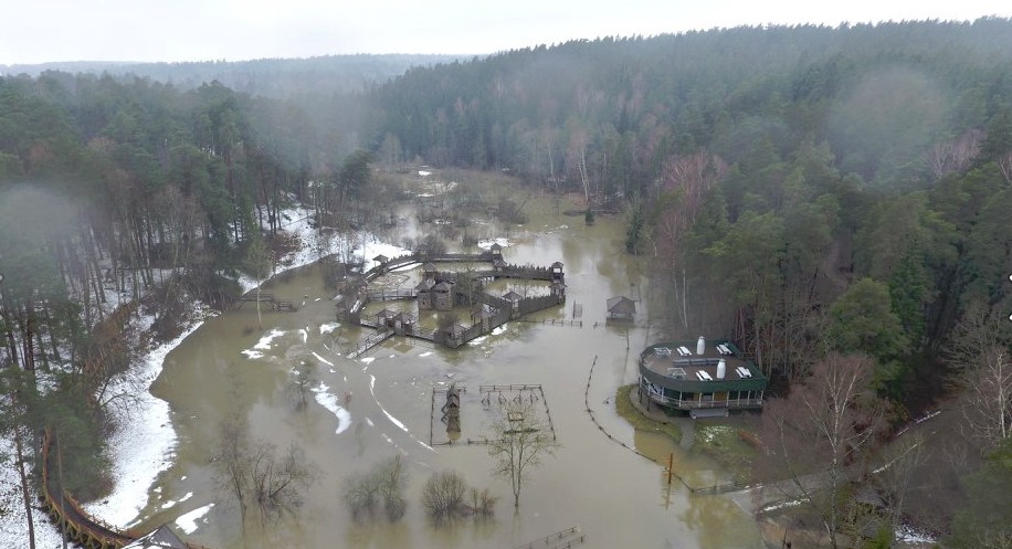 Tērvetes upīte iziet no krastiem, appludinot 3 ha Tērvetes dabas parkā – atrakciju parku, 13.03.2018.