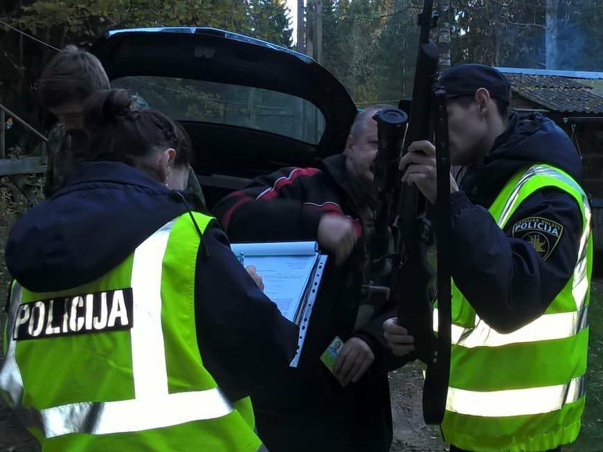 Arhīvs. Policija veic šaujamieroču pārbaudi.