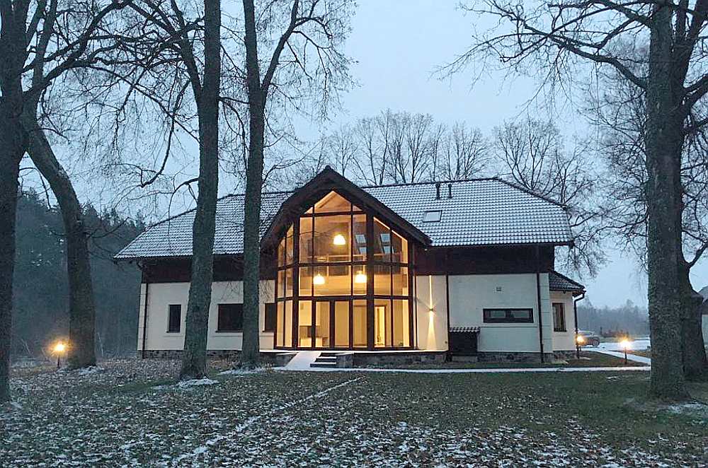 Dzīvojamā māja “Ruņģi”, Brenguļu pagasts, Beverīnas novads. Pasūtītājs: Ivars Ādamsons. Projekta autore: Alla Mellēna. Galvenais būvuzņēmējs: SIA “Aimasa” – Sandris Apsīts.