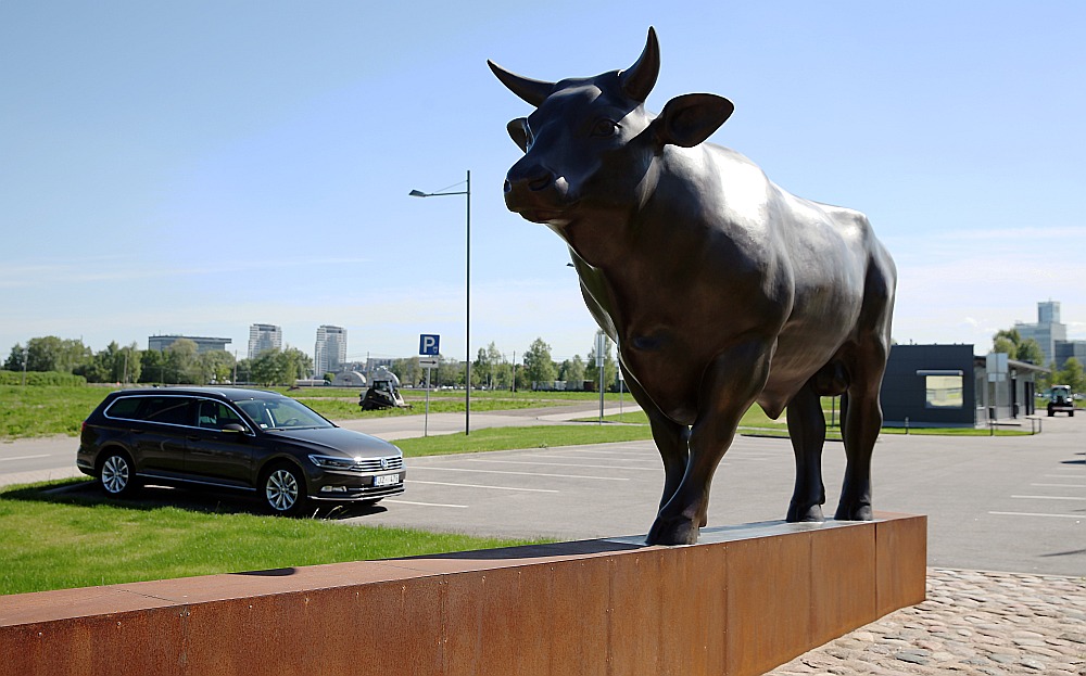 Pēc AS “ABLV Bank” pasūtījuma mākslinieka Gļeba Panteļejeva veidotais vides mākslas objekts – bronzā liets buļļa tēls Rīgas finanšu un darījumu centrā “New Hanza City” teritorijā. Skulptūra simbolizējot darba varu, mērķtiecību un pārliecību par sevi un izvēlēto ceļu, kā arī labklājību un pārticību, kas sakņojas šajā zemē.