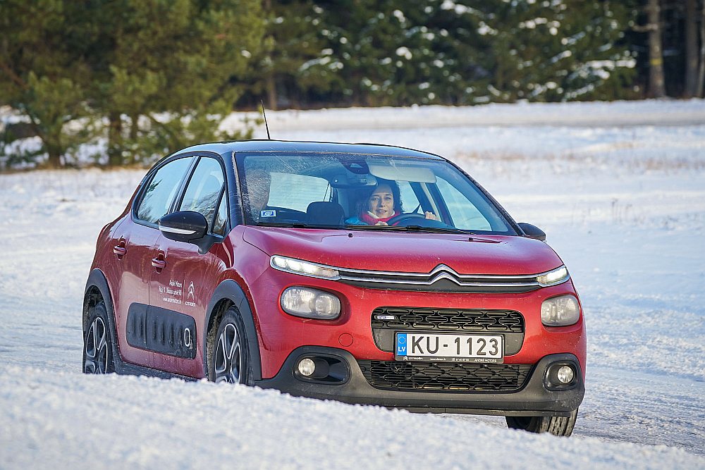 Šķietami necils, ģimenisks “Citroen C3” var būt dinamisks, jo sver tikai tonnu.