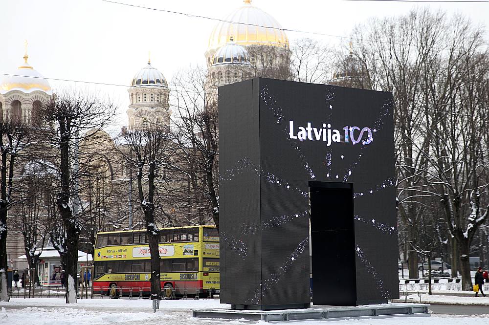2018. gada sākumā pretī Ministru kabinetam atklātais vides mākslas objekts “Goda vārti” sabiedrībā raisījis daudz diskusiju gan lielo izmaksu, gan mākslinieciskā koncepta, gan neefektīvo digitālo risinājumu dēļ.