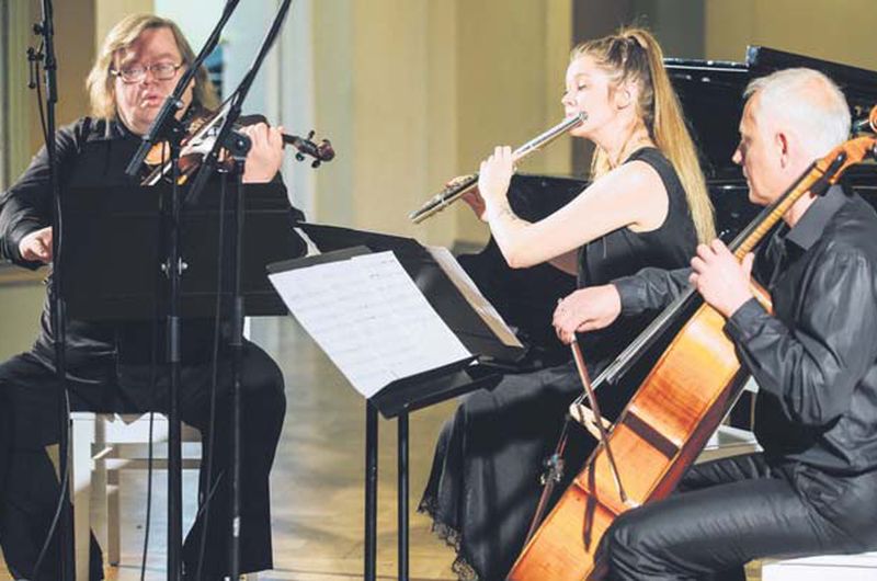 Komponisti var droši paļauties uz vijolnieku Juriju Savkinu un flautisti Nadīni Zapacku, bet čellista Ivara Bezprozvanova spēli varēja uztvert kā skaistu vērtību pašu par sevi.