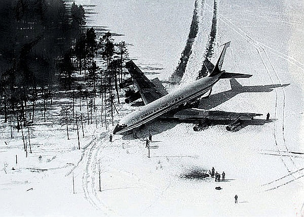 Dienvidkorejas “Boeing-707” uz ezera ledus.
