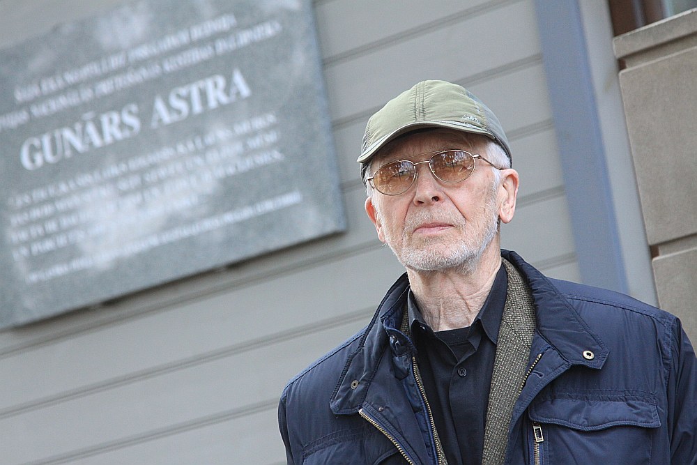 Mājā Lucavsalā, ko uzcēlis Gunāra Astras vectēvs un kurā dzīvojis Gunārs Astra, tagad dzīvo Leons Astra.