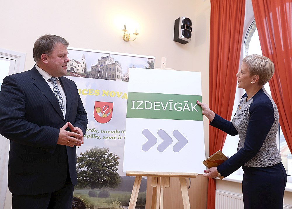 Auces Valsts un pašvaldības vienoto klientu apkalpošanas centra atklāšanas pasākumā toreizējais novada domes priekšsēdētājs (tagad LPS priekšsēdētājs) Gints Kaminskis un lietvedības sekretāre Dace Stauģe.