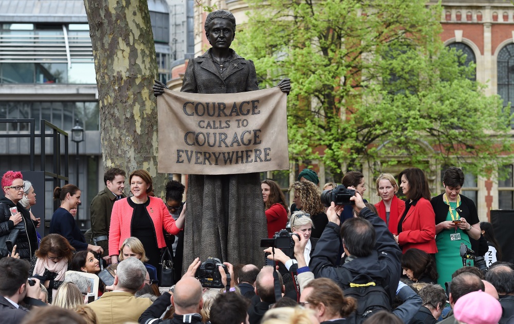 Pie Lielbritānijas parlamenta atklāta sieviešu tiesību aktīvistes Milisentas Fosetas statuja, 24.04.2018.