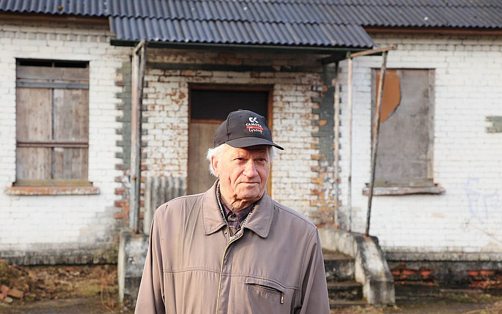 “1 kWh par 39,92 eiro! Laupīšana! Ja nu valsts vara šo elektroenerģijas nodrošinājumu nespēj mainīt, esmu pieņēmis lēmumu atrast citu valsti, kura būtu ieinteresēta ražot patentētus produktus,” saka Gunārs Freimanis savas topošās ražotnes priekšā.