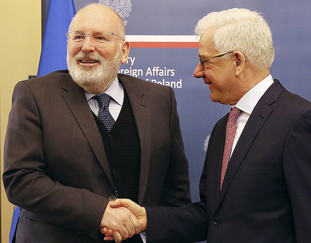 EK priekšsēdētāja pirmais vietnieks Franss Timmermanss (no kreisās) un Polijas jaunais ārlietu ministrs Jaceks Čaputovičs, 9. aprīlī tiekoties Varšavā, raidīja viens otram labvēlīgus signālus.