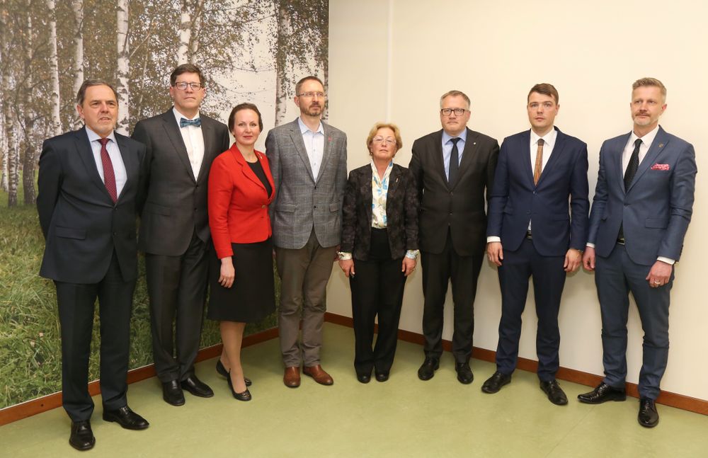 Būvmateriālu ražotāju asociācijas izpilddirektors Leonīds Jēkabsons (no kreisās), Latvijas Ķīmijas un farmācijas uzņēmēju asociācijas valdes priekšsēdētājs Vitālijs Skrīvelis, Latvijas Darba devēju konfederācijas ģenerāldirektore Līga Meņģelsone, Latvijas Elektrotehnikas un elektronikas rūpniecības asociācijas prezidents Normunds Bergs, Latvijas pārtikas uzņēmumu federācijas padomes priekšsēdētāja Ināra Šure, ekonomikas ministrs Arvils Ašeradens, Latvijas Kokrūpniecības federācijas izpilddirektors Kristaps Klauss un Latvijas Tirdzniecības un rūpniecības kameras valdes priekšsēdētājs Jānis Endziņš piedalās pasākumā AS “Latvijas Finieris” Impregnēšanas ražotnē “Lignums”, kurā Ekonomikas ministrijas un rūpniecības nozaru pārstāvji parakstīja memorandu par Latvijas rūpniecības attīstību.