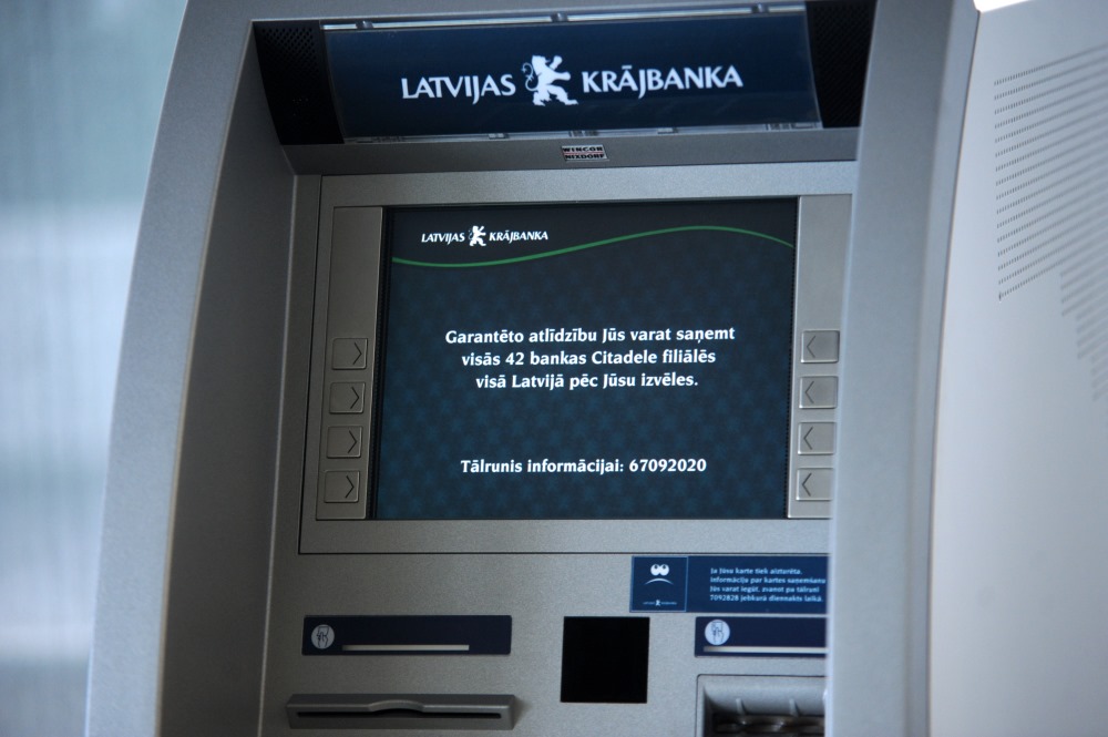 Arhīva foto. Maksātnespējīgās “Latvijas Krājbankas” bankomāts.