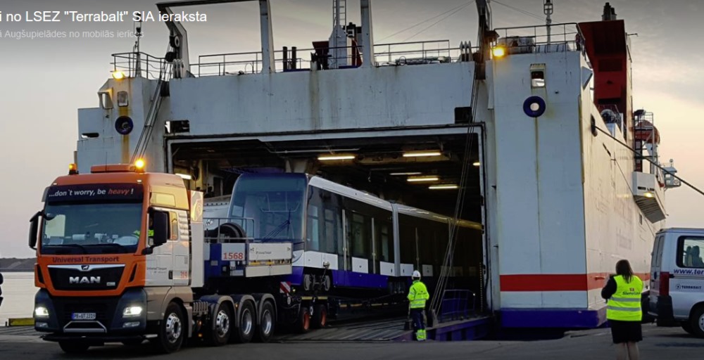 Liepājas ostā atved ar kuģi Rīgas tramvaju, 15.04.2018.