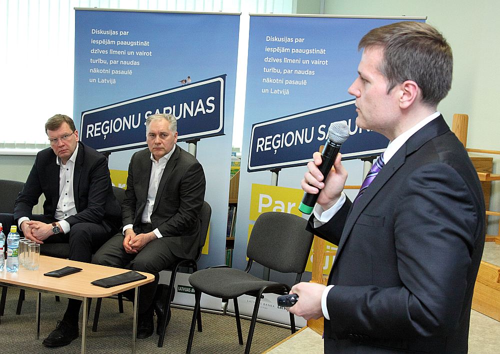 Tikšanās laikā Madonā. No labās: Latvijas Bankas Monetārās politikas pārvaldes vadītājs Uldis Rutkaste, Latvijas Bankas valdes loceklis Harijs Ozols, Latvijas Bankas valdes loceklis Jānis Blūms.