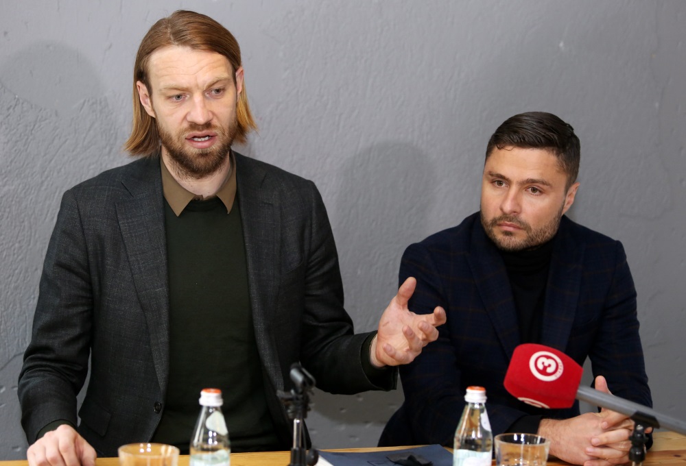 Māris Verpakovskis (no labās) preses konferencē kopā ar Kasparu Gorkšu, 24.04.2018.