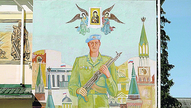 Mūsdienu Krievijas identitāti, pēc režisora domām, labi atspoguļo šī dīvainā freska uz pareizticīgo klostera sienas.
