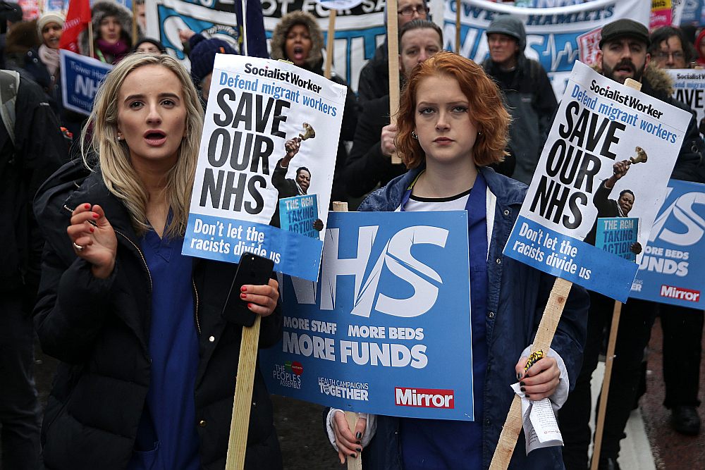 “Tautas apvienības pret taupīgumu” rīkotā protesta gājienā Londonas centrā 3. februārī pieprasīja lielāku finansējumu NHS.