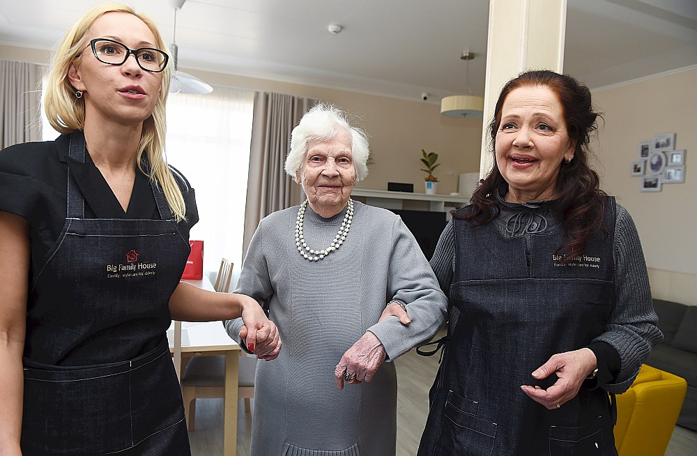 “Senior Group” pārstāve Latvijā Diāna Gžibovska (no kreisās) kopā ar Zinaīdu un Valmieras teātra aktrisi Regīnu Devīti dodas gatavot karstmaizes. Aktrise ir uzaicināta vadīt ģimenes mājas atklāšanas sarīkojumu.