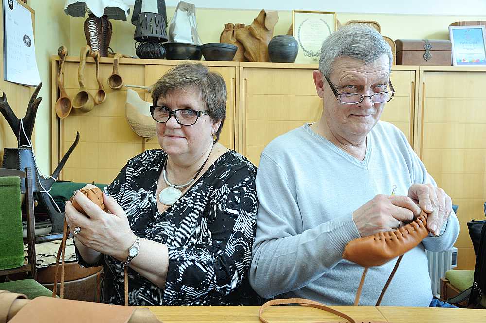 Džeima un Vilnis Kriķi priecājas par tikko darināto pastalu.