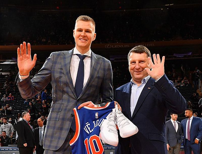 Latvijas simtgadei veltītajā “Knicks” spēlē Latvijas Valsts prezidents Raimonds Vējonis (no labās) Kristapam Porziņģim pasniedza Latvijas simtgadei veltītu kreklu, bet prezidents tika pie sava “Knicks” formastērpa.