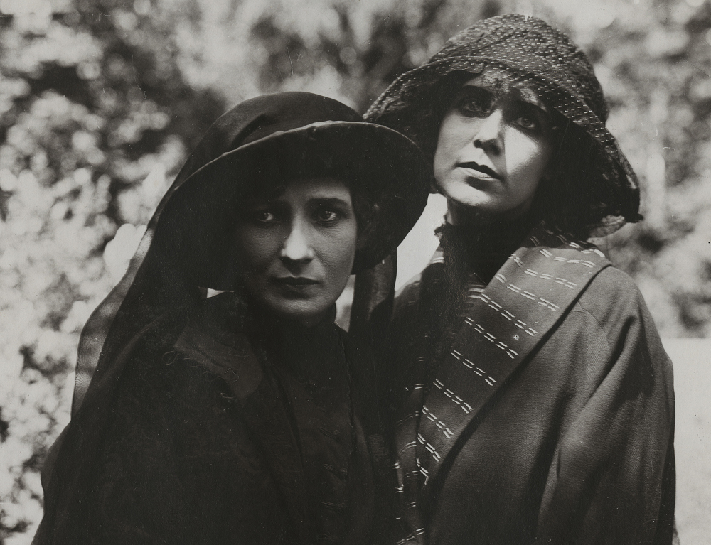 Lilija Ērika – Elizabete fon Līvena, Aija – Ludmila Špīlberga filmā “Laiku viesulī”. 1921. gads.