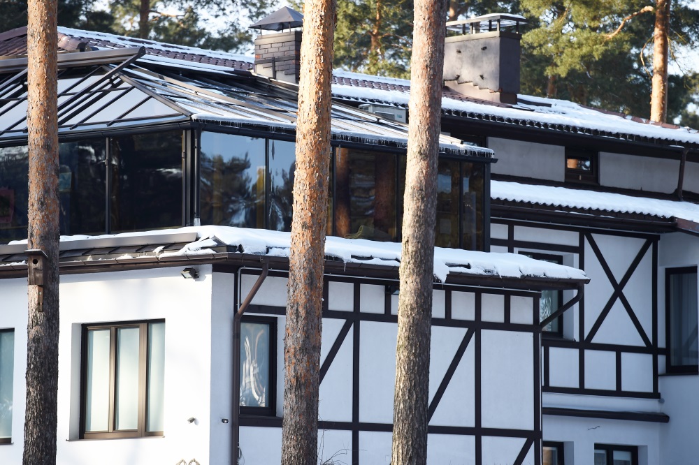Arhīvs. Korupcijā aizdomās turētā un apsūdzēta Ilmāra Rimšēviča māja Langstiņos.