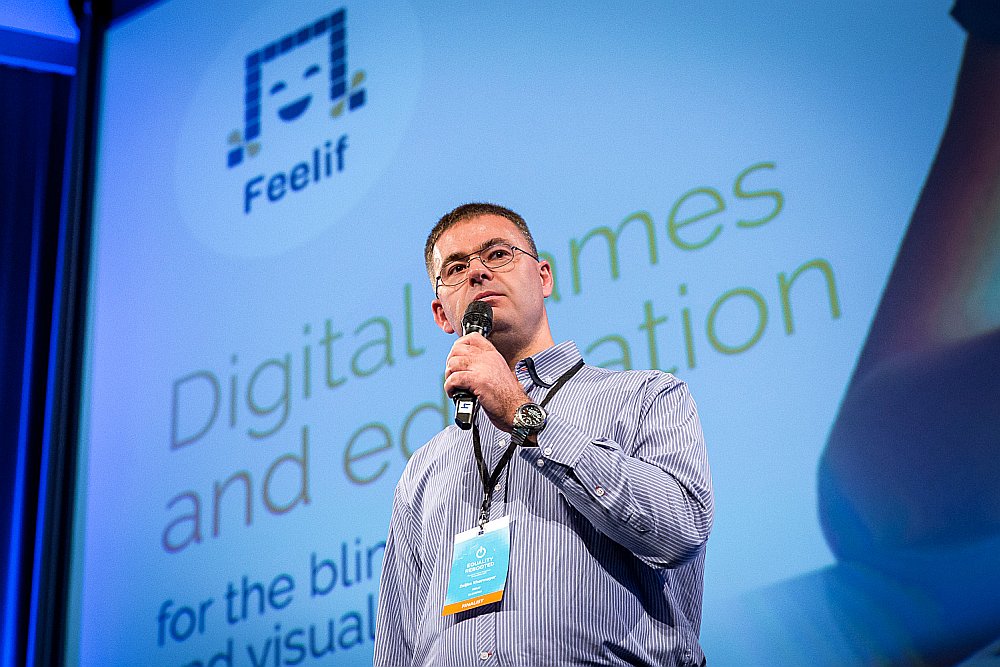 Slovēnijas jaunuzņēmuma dibinātājs Žeļko Hermaiers “Feelif” prezentē ideju – kā neredzīgiem cilvēkiem lietot skārienjutīgu ekrānu.