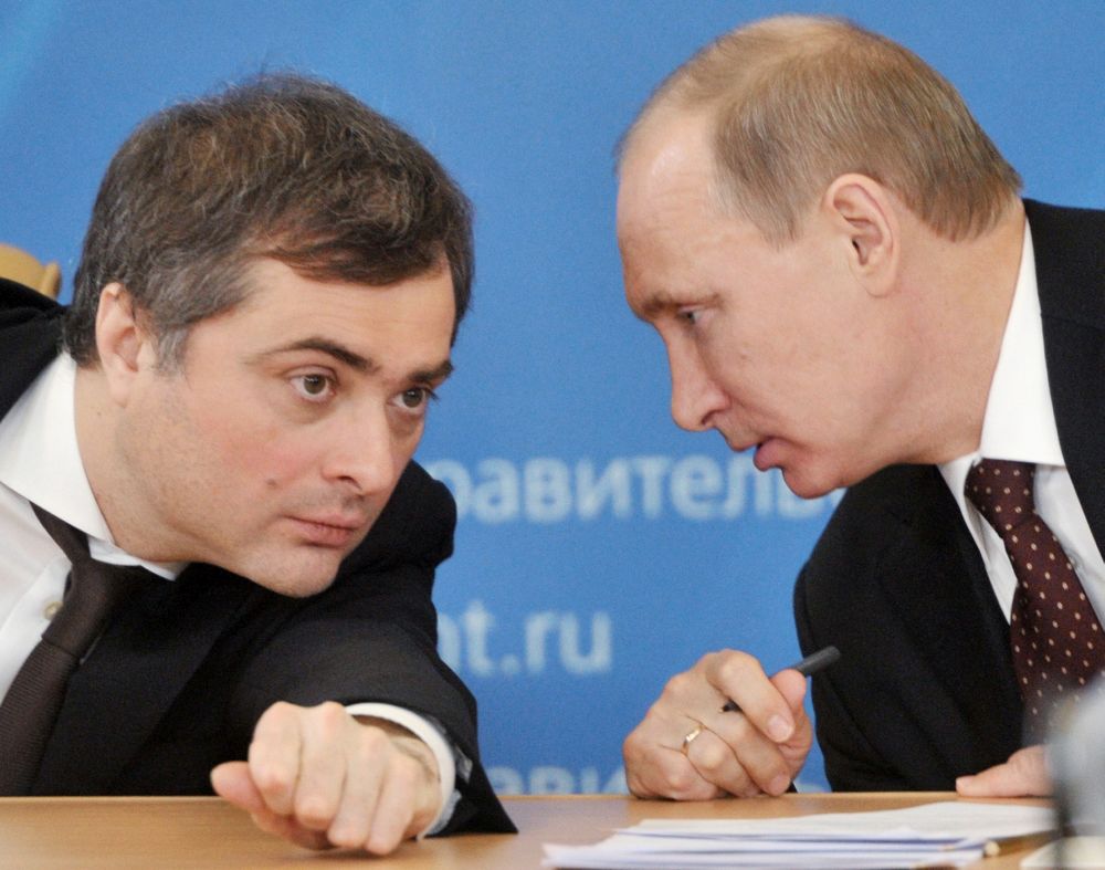 Vladislavs Surkovs un Vladimirs Putins