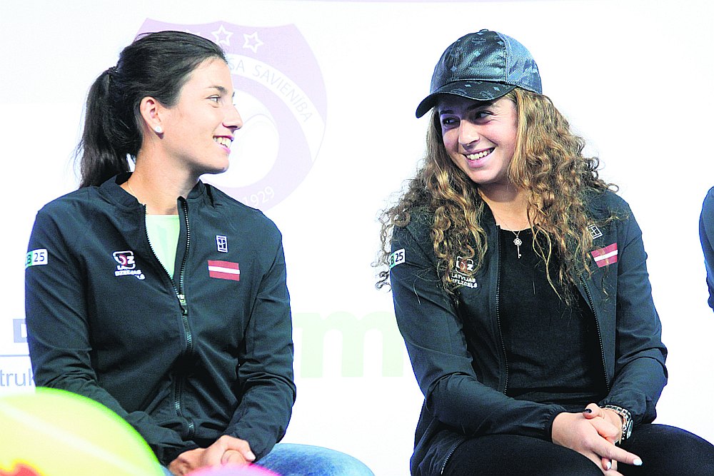 Aļona Ostapenko (pa labi) un Anastasija Sevastova.